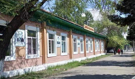 Экскурсия "Что там - за книжными полками?"