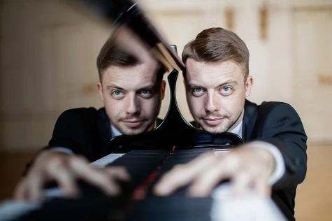 Рояль в темноте. Станислав Чигадаев.