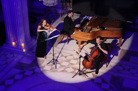 Времена года в мерцании свечей